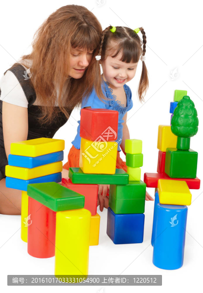 母親和女兒玩彩色玩具