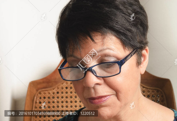 戴眼鏡的女人