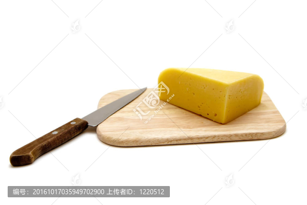 砧板上的奶酪和刀
