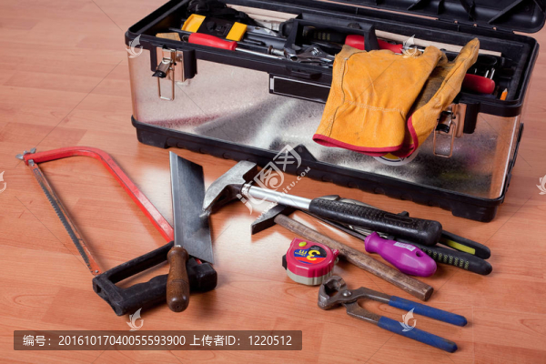 木地板工具箱中的工具