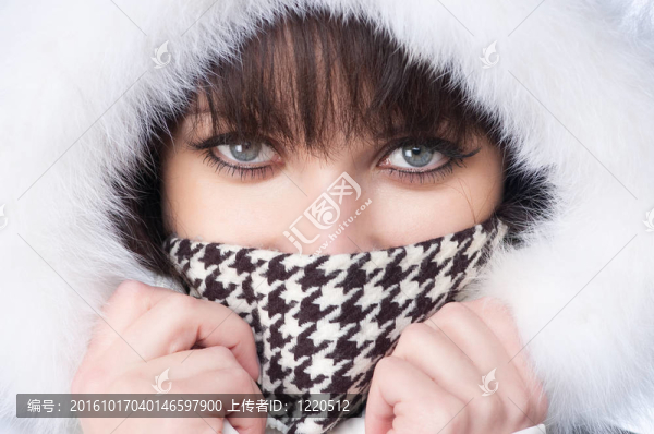 美麗的女人在冬天的衣服。