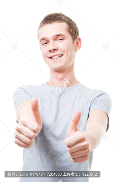 年輕人豎起大拇指手勢
