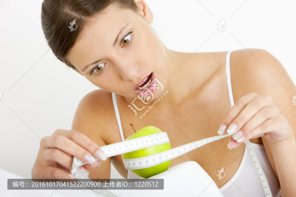 青蘋(píng)果與卷尺的年輕女性肖像
