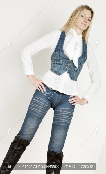 站著的女人穿著時髦的衣服
