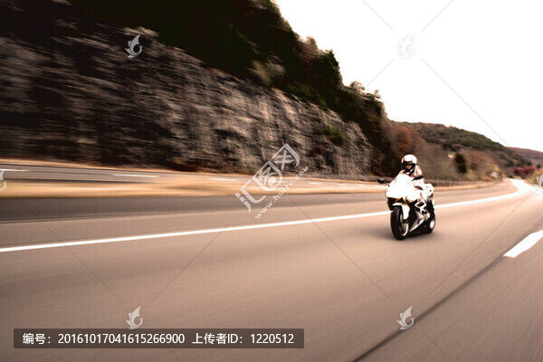 超速駕駛摩托車的女人