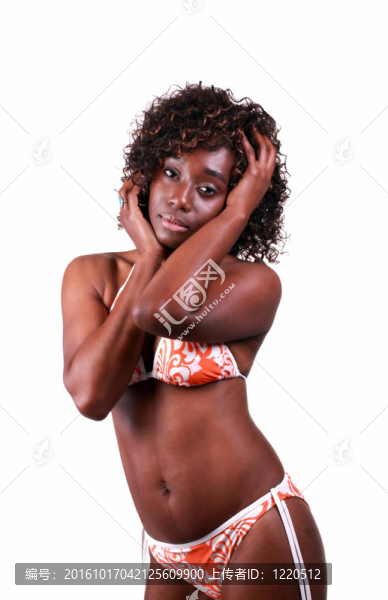 黑人婦女的橙色和白色比基尼