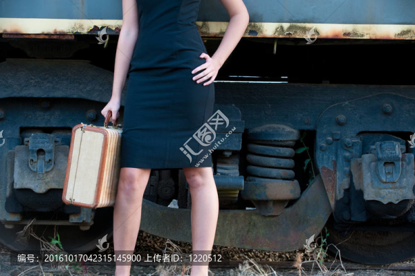 女主人抱著箱子坐火車