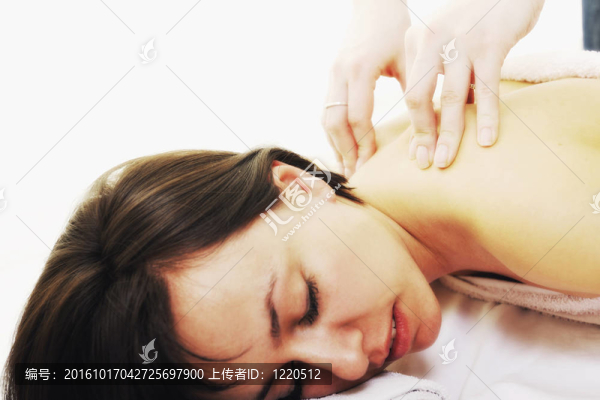 快樂女人享受背部按摩