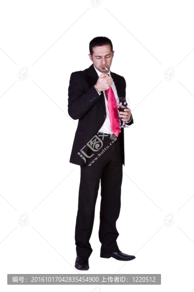 商人用一杯飲料和一支煙慶祝