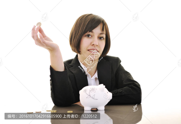 商業(yè)婦女在存錢罐里放硬幣