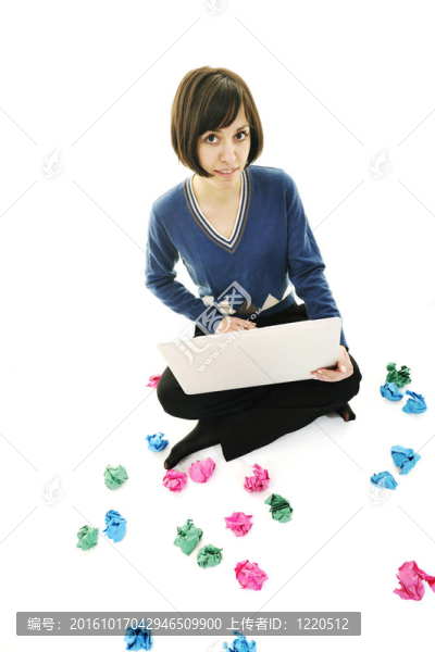 年輕女子在白色上尋找解決方案