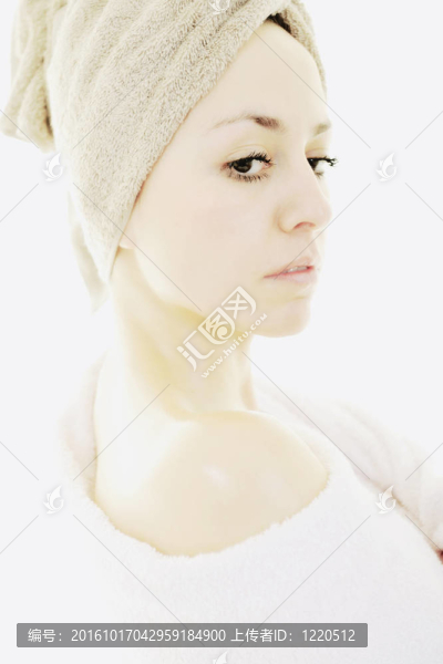女人用毛巾