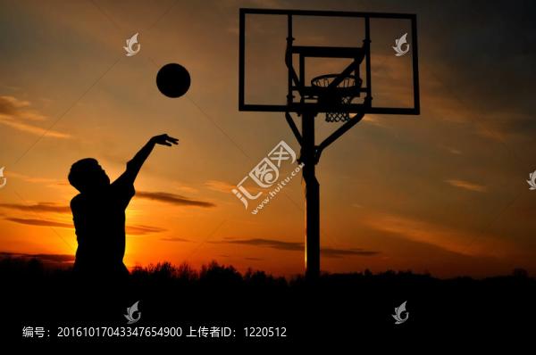 青少年投籃的剪影