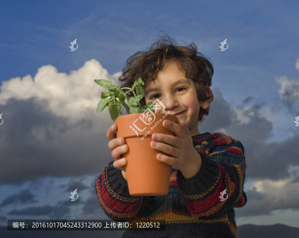 男孩抱著植物