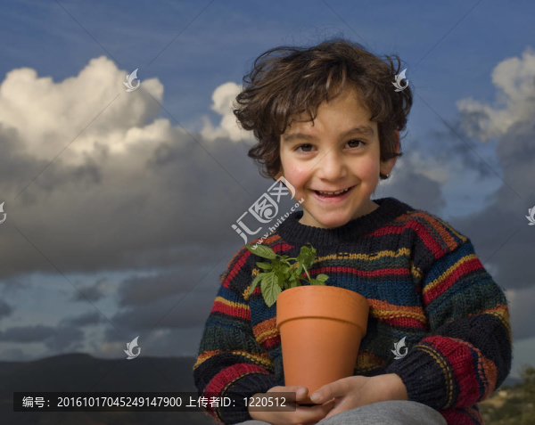 男孩抱著植物