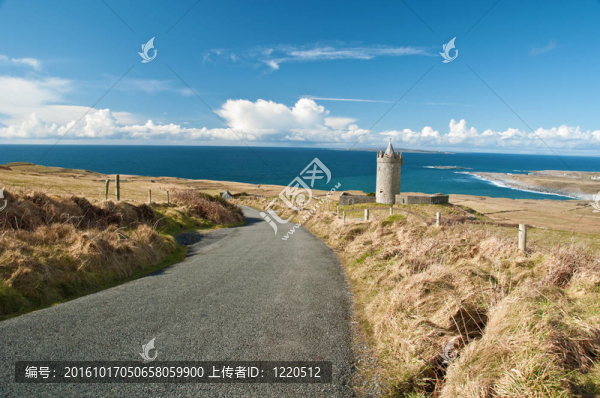 美麗驚人的充滿活力的愛(ài)爾蘭沿海風(fēng)景秀麗的海景