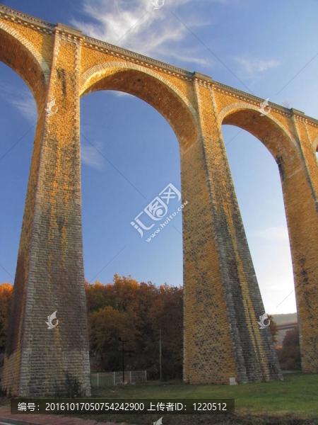 橋；高架橋；蘇亞克；拱門；秋天；