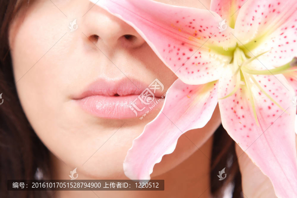 美麗的女人與花孤立的白色