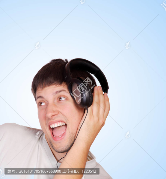 男人在聽音樂
