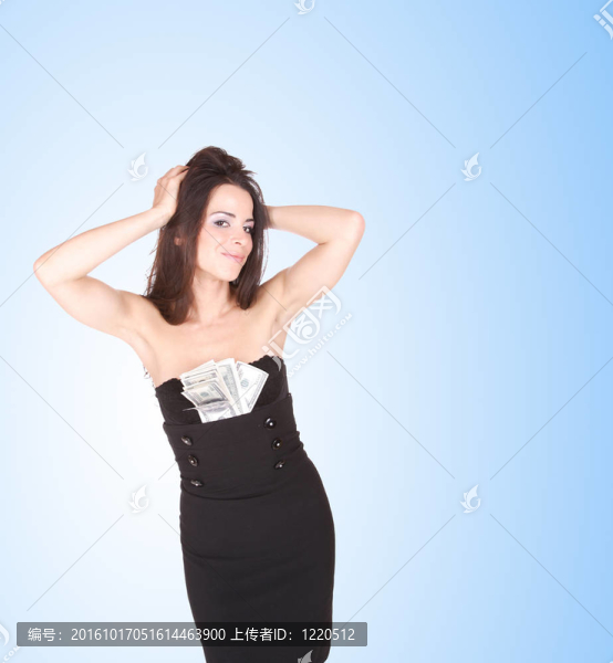 女人拿了很多100美元的鈔票