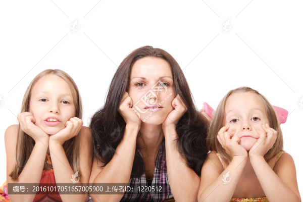 年輕漂亮的母親和她的兩個女兒