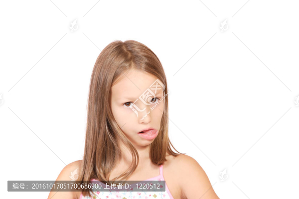 一個幸福的小女孩孤立在白色
