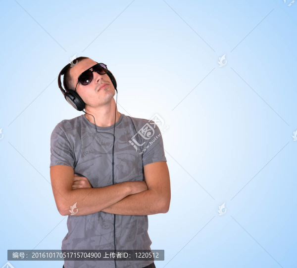男人在聽音樂