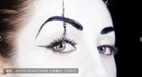 對MIME關(guān)閉在黑色背景上的女人的眼睛