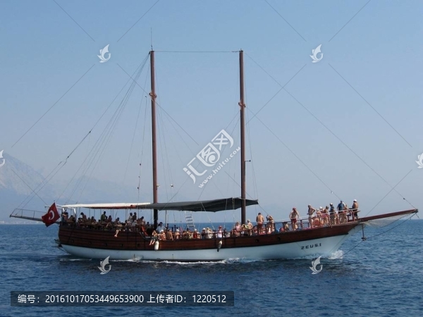 與人們對(duì)抗天空和地中海的游艇。土耳其；安塔利亞