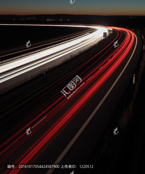 晚上公路（匆忙的公路上快速移動(dòng)的汽車（高速公路）在英國的黃昏