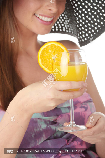 美麗的女人拿著橙汁雞尾酒