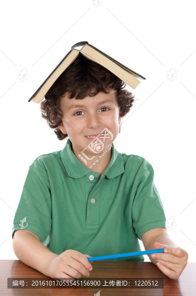 可愛的男孩在讀一本書