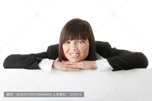 一個漂亮的商人拿著一個空白的牌子
