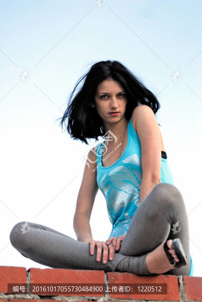 屋頂上的年輕女人