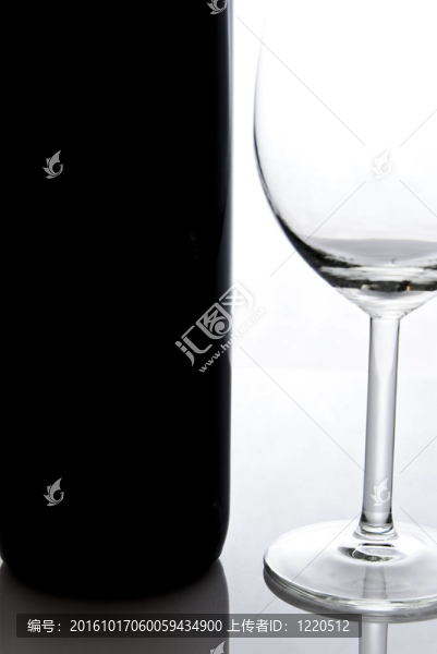 酒和酒杯瓶孤立在白色背景
