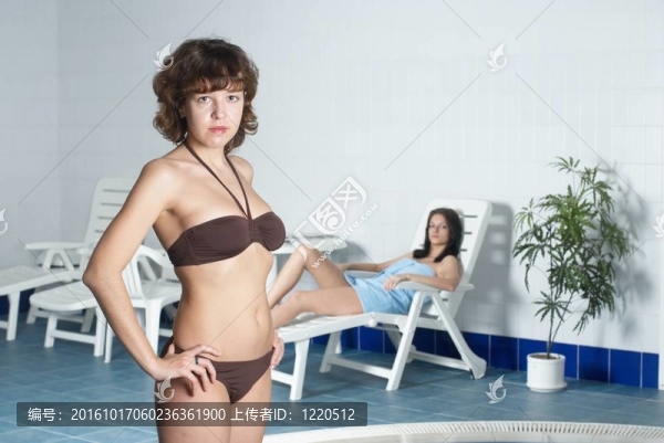 泳池附近的年輕女子
