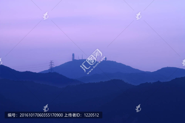 山上的電力線和電臺