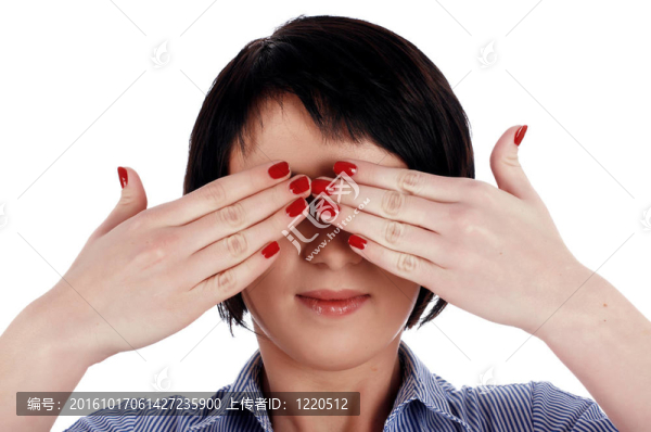 在一個(gè)藍(lán)色的襯衫迷人的黑發(fā)