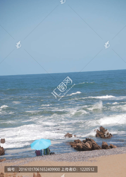 海岸附近的傘