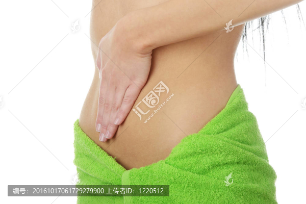 手放在腹部