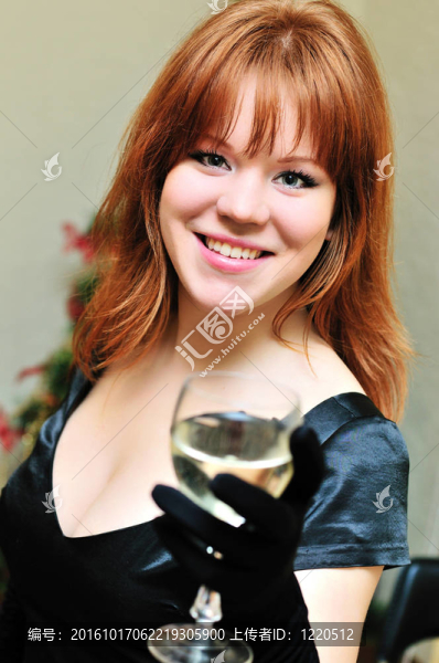 紅發(fā)女孩與杯酒