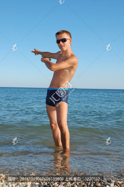 男人在海灘上