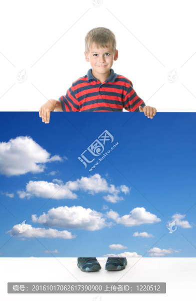 拿著旗幟的男孩