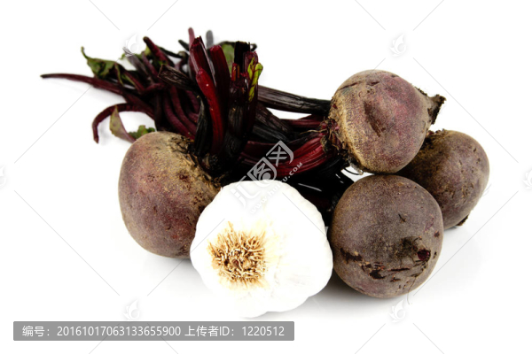 原紅甜菜在反光的白色背景束