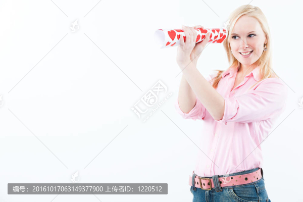 年輕的金發(fā)女人通過雙眼尋找愛