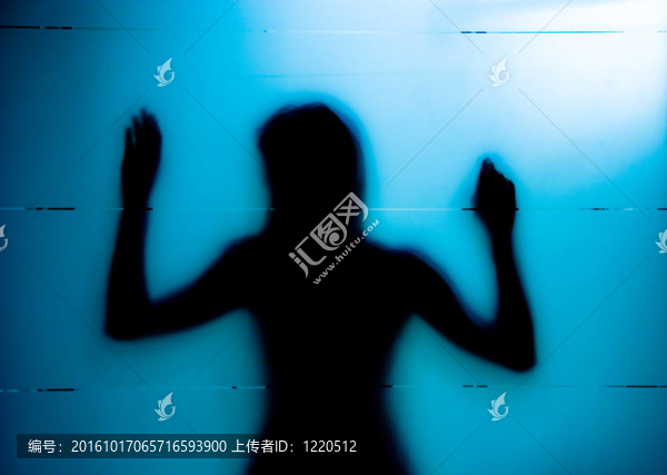 磨砂玻璃背后的年輕女子