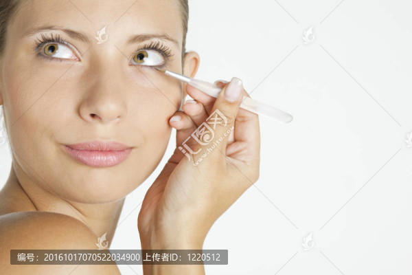 年輕女人做睫毛的肖像