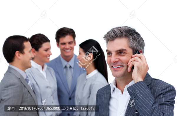 自信成熟的經(jīng)理在他的球隊(duì)前電話standig
