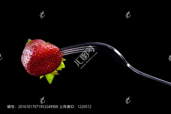 Strawberry在叉子上。