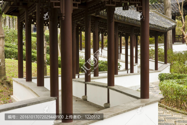 一條彎曲的花園小徑穿過一個(gè)亞洲花園，它可以讓觀眾花更多的時(shí)間散步，更多的時(shí)間去欣賞花園。